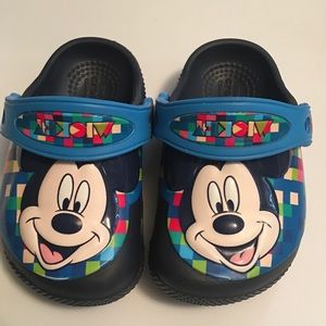 NWOT Mickey Mouse toddler crocs Sz 5